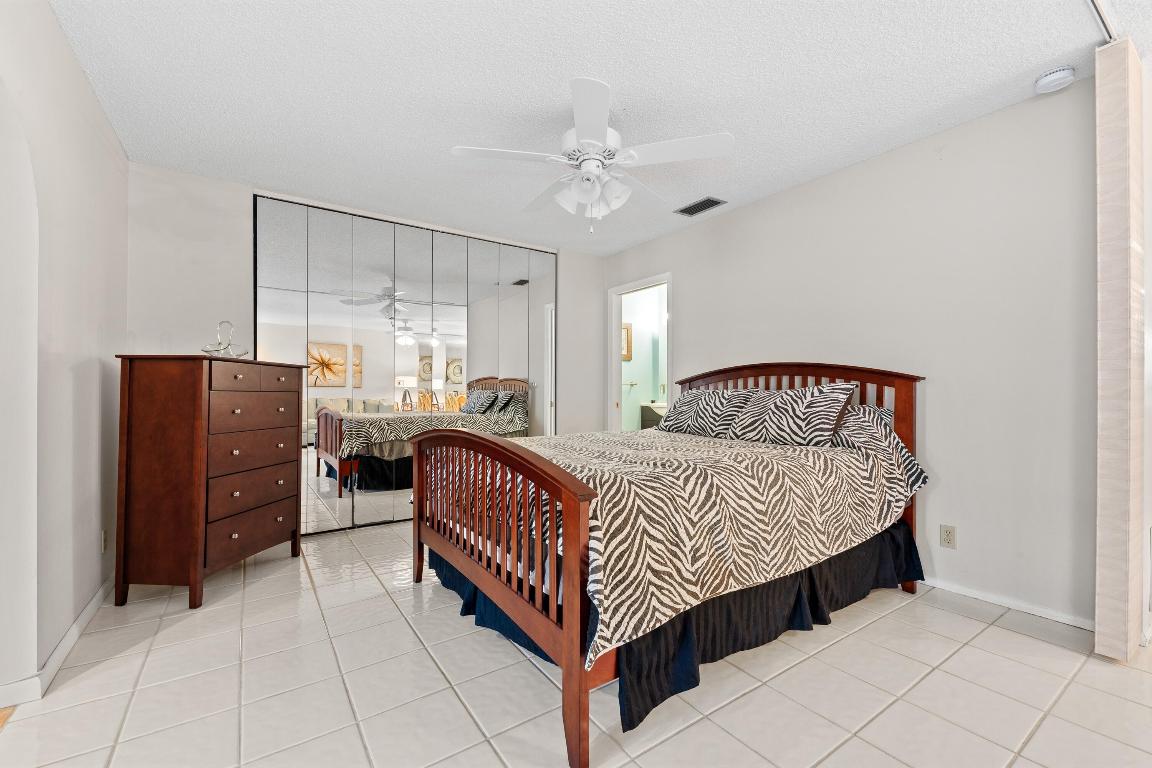 CRESTHAVEN TOWNHOMES SEC 4 CONDO - Residential