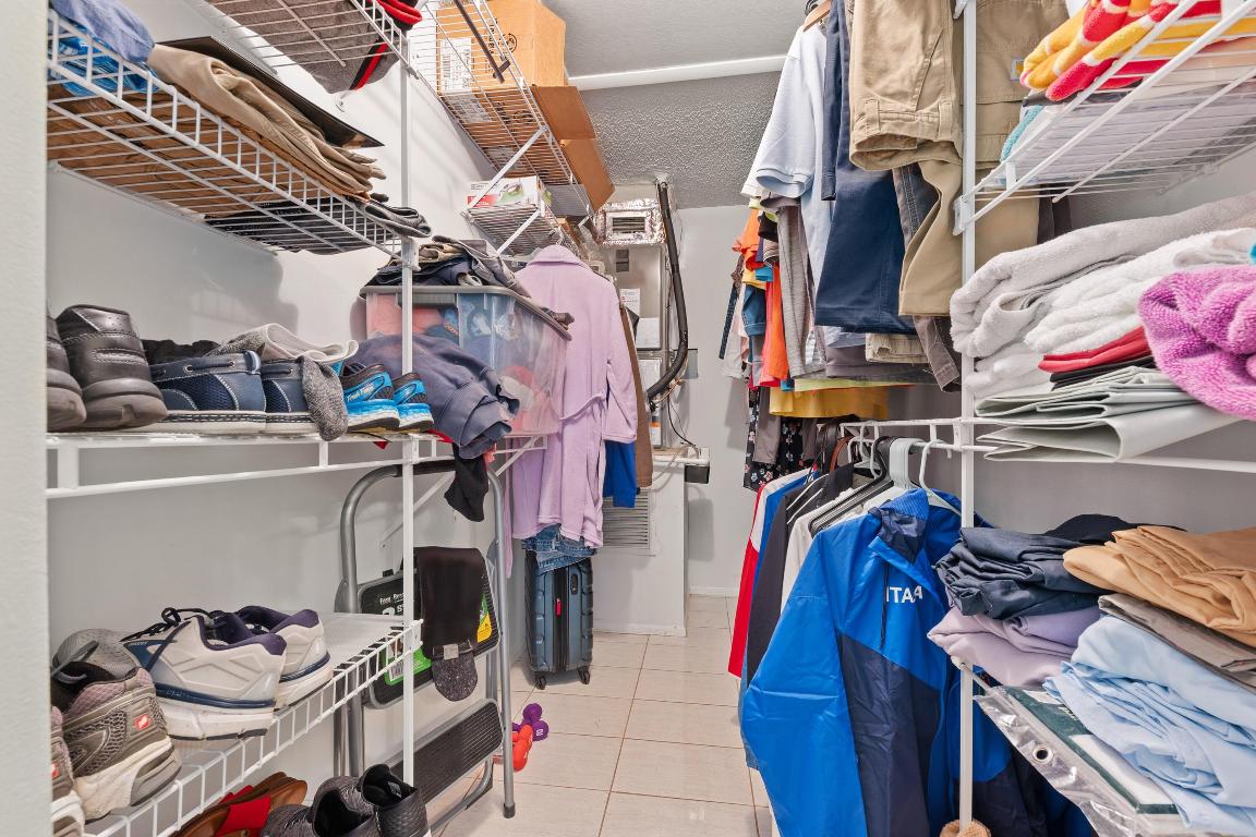 CRESTHAVEN TOWNHOMES SEC 4 CONDO - Residential