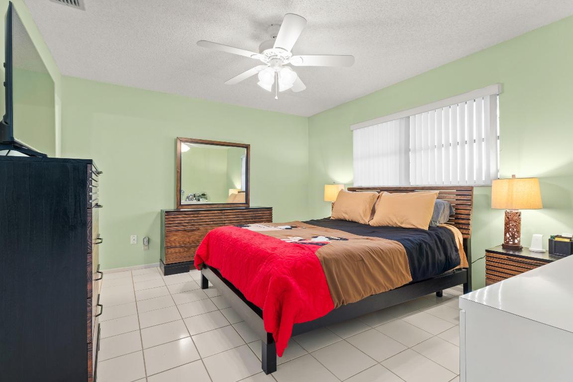 CRESTHAVEN TOWNHOMES SEC 4 CONDO - Residential