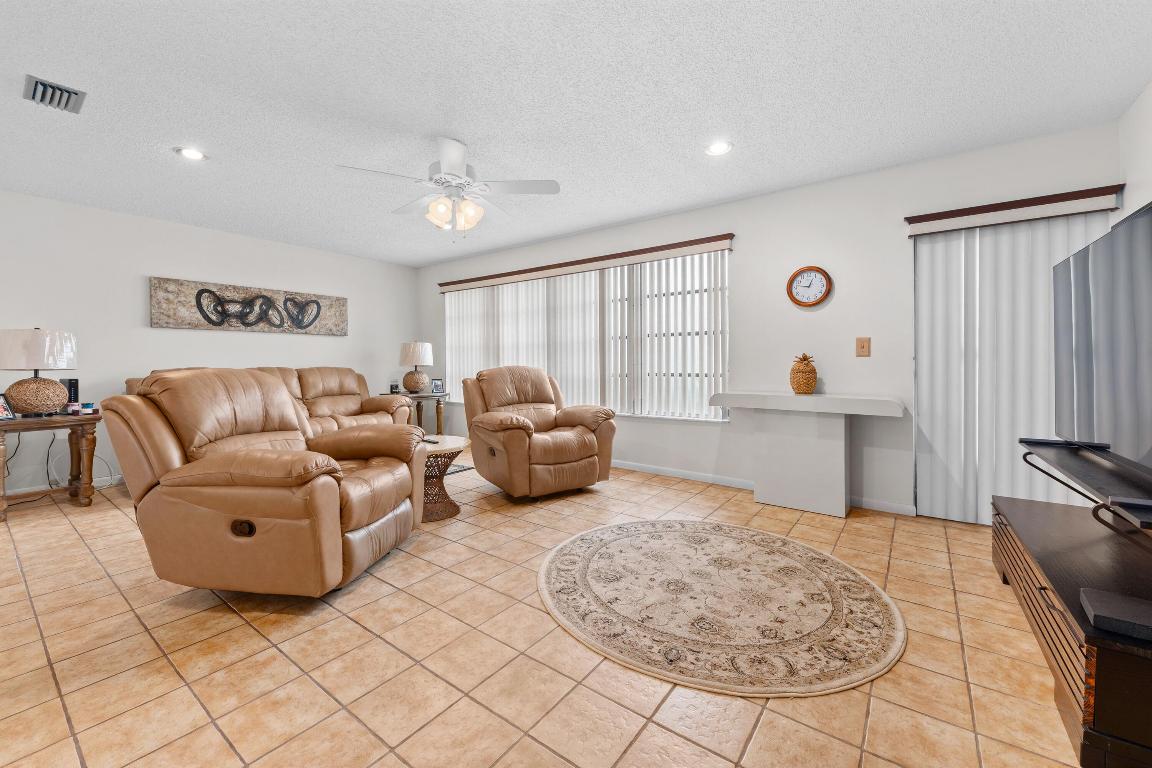 CRESTHAVEN TOWNHOMES SEC 4 CONDO - Residential