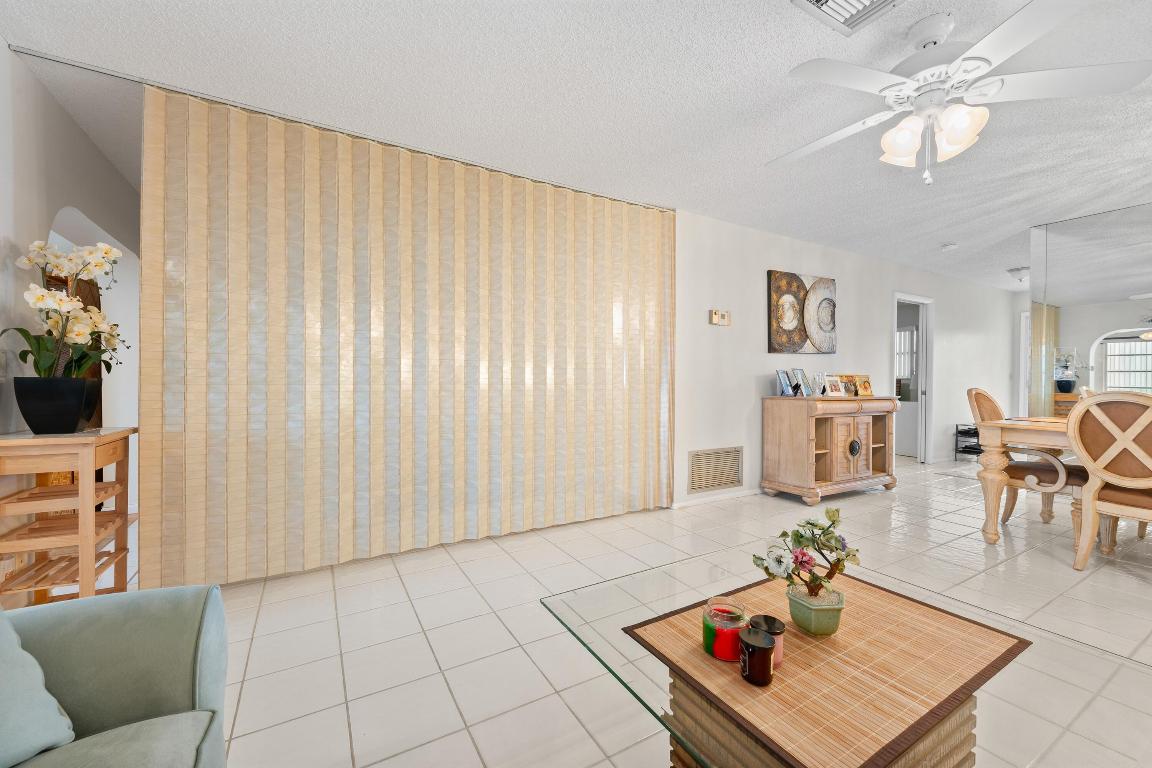 CRESTHAVEN TOWNHOMES SEC 4 CONDO - Residential