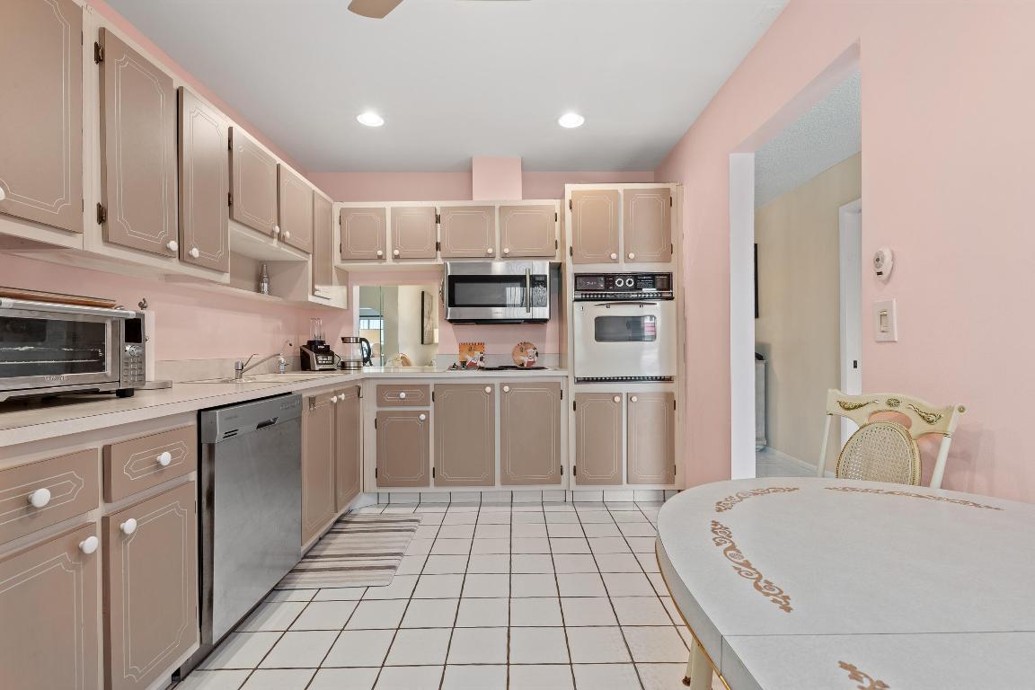 CRESTHAVEN TOWNHOMES SEC 4 CONDO - Residential