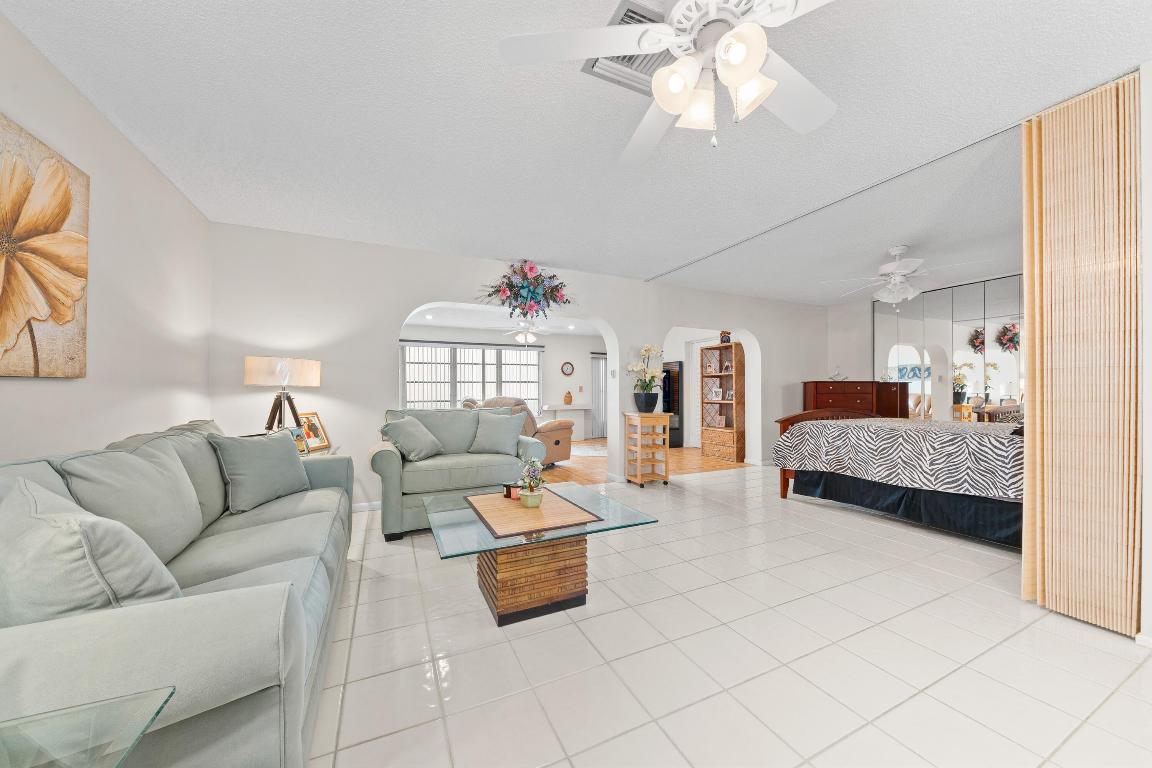 CRESTHAVEN TOWNHOMES SEC 4 CONDO - Residential