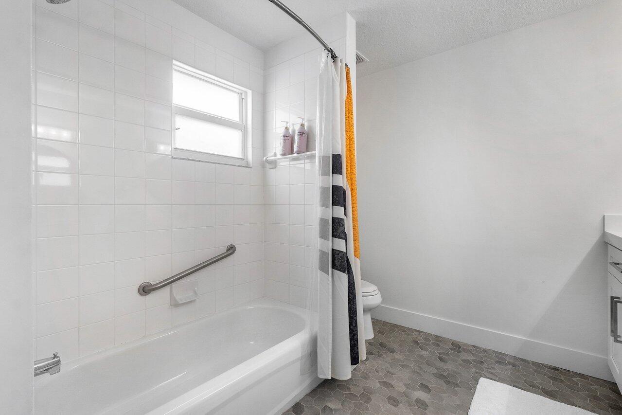 DELRAY LAKES - Residential