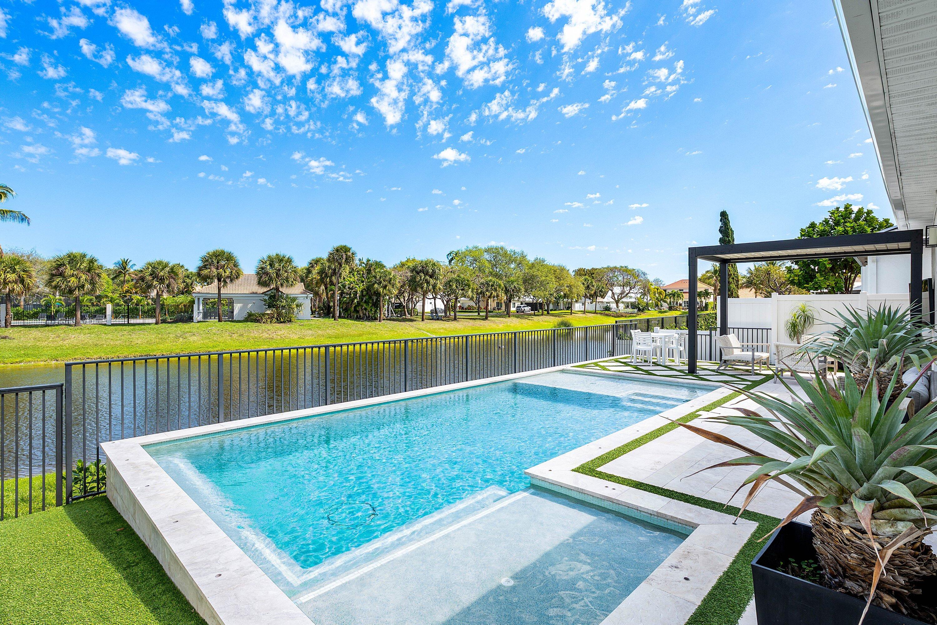 DELRAY LAKES - Residential