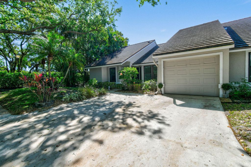 Photo of 704 Kintyre Terrace, Palm Beach Gardens, FL 33418 (MLS # R11069040)