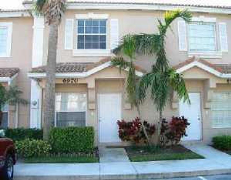 Fabulous 2 bed, 2.5 bath townhome in desirable gated community of Smithbrooke.