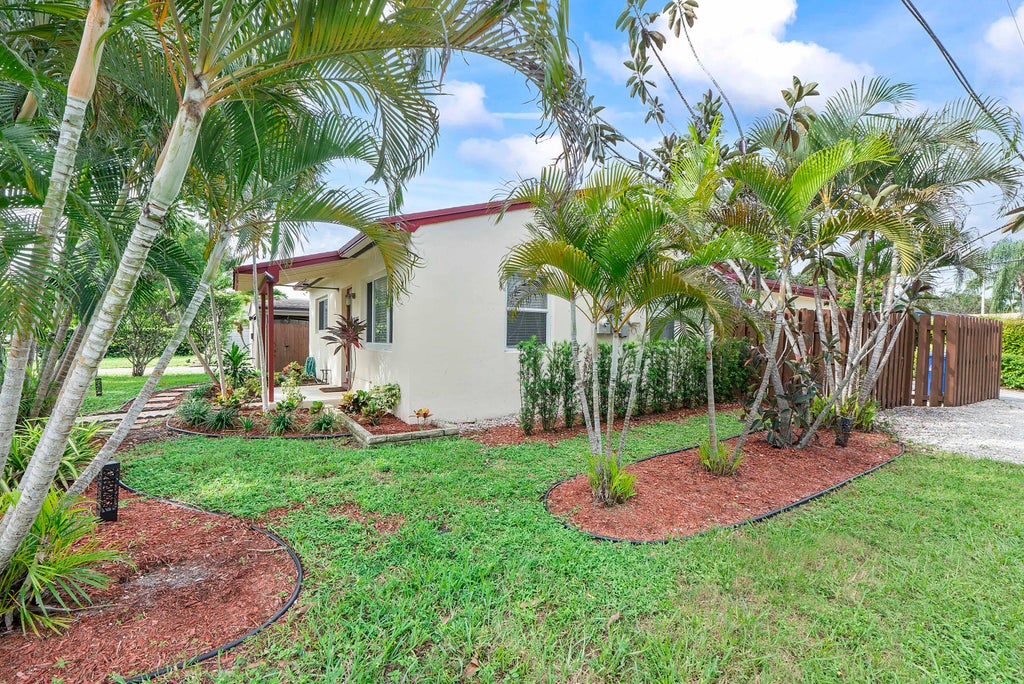 Photo of 1645 NE 16th Avenue, Fort Lauderdale, FL 33305 (MLS # B26083637)