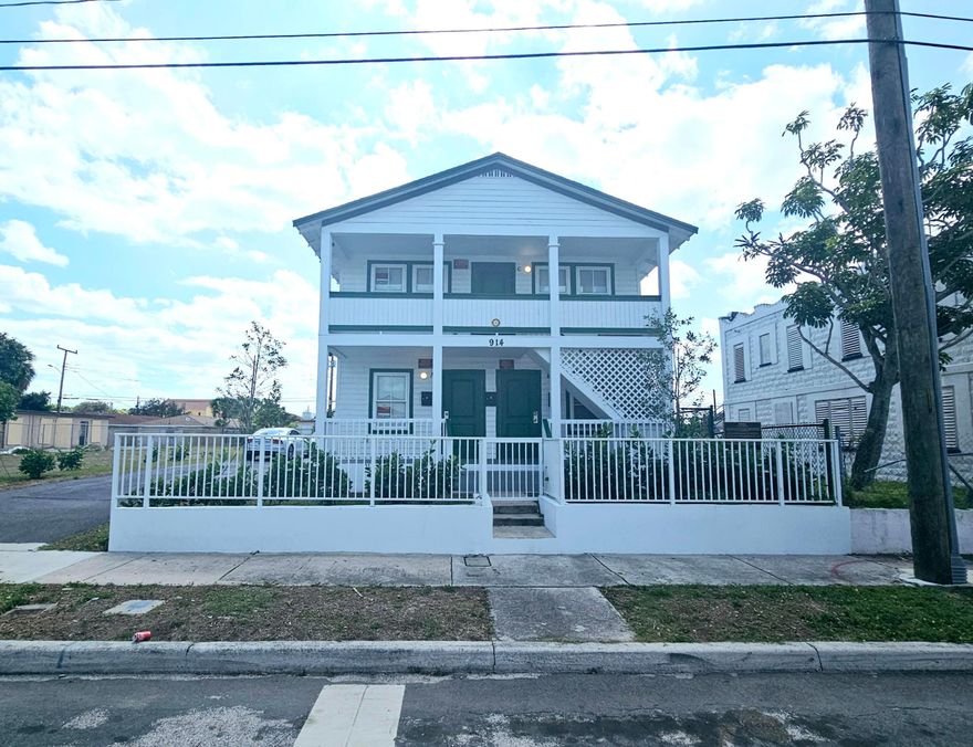 FULLY REMODILED UNIT READY FOR MOVE IN.JUST A FEW SHORT MINUITES TO DOWNTOWN AND BEACHES A MUST SEE. All sizes are approx.