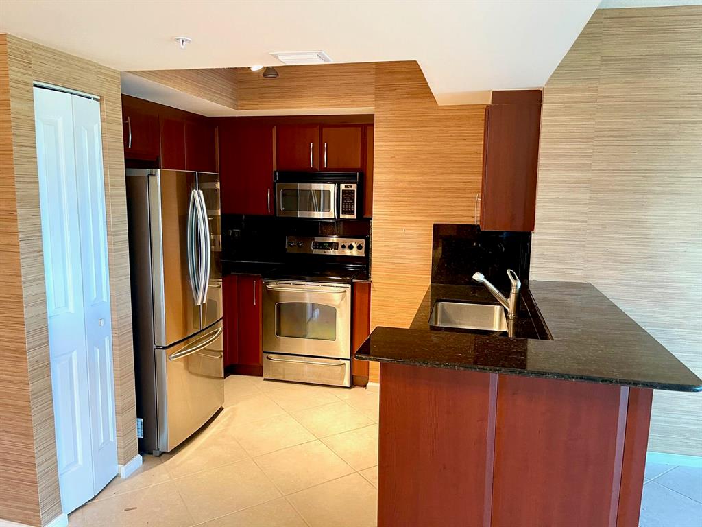 METROPOLITAN CONDO - Residential