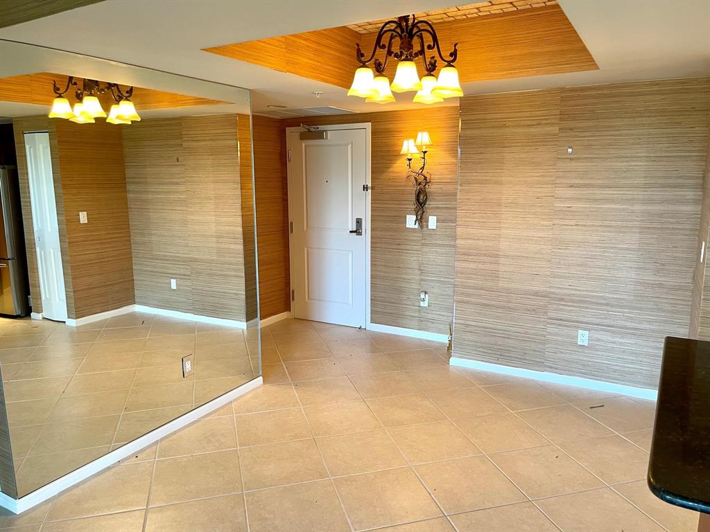 METROPOLITAN CONDO - Residential