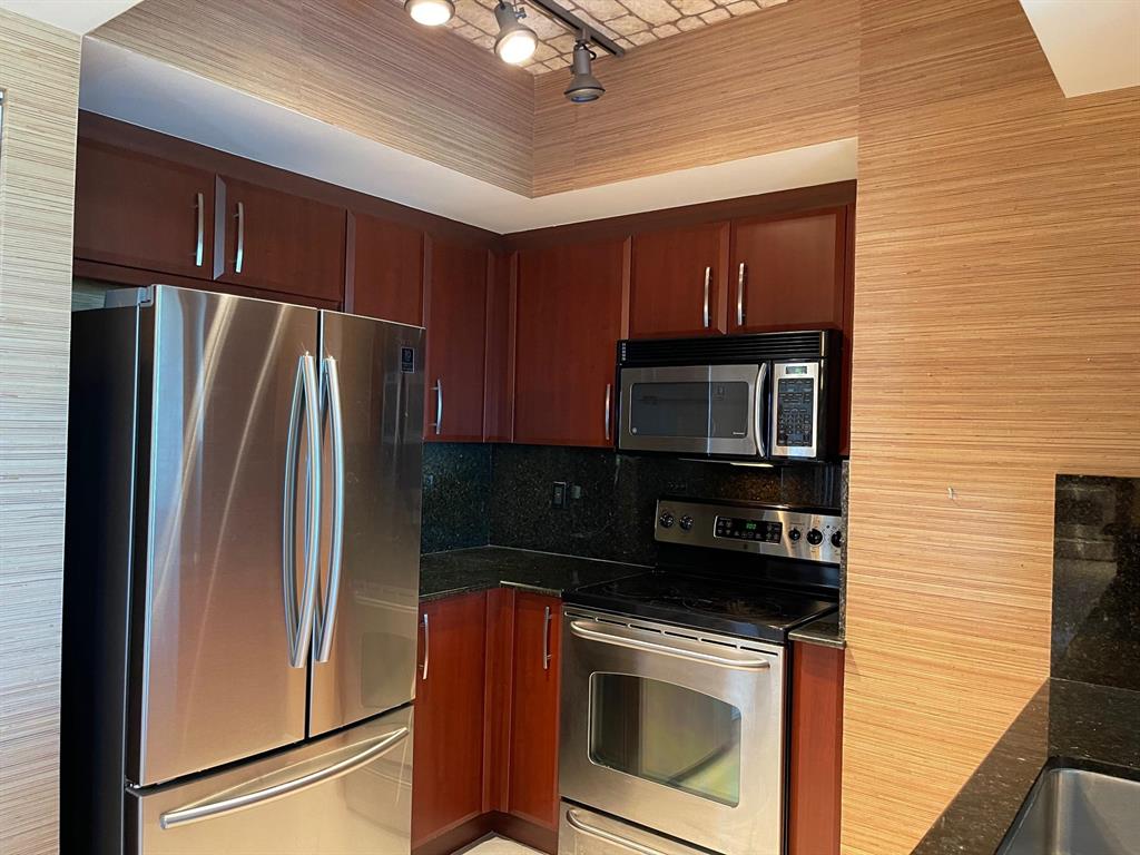 METROPOLITAN CONDO - Residential