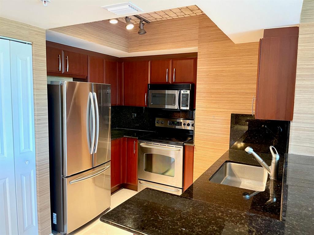 METROPOLITAN CONDO - Residential