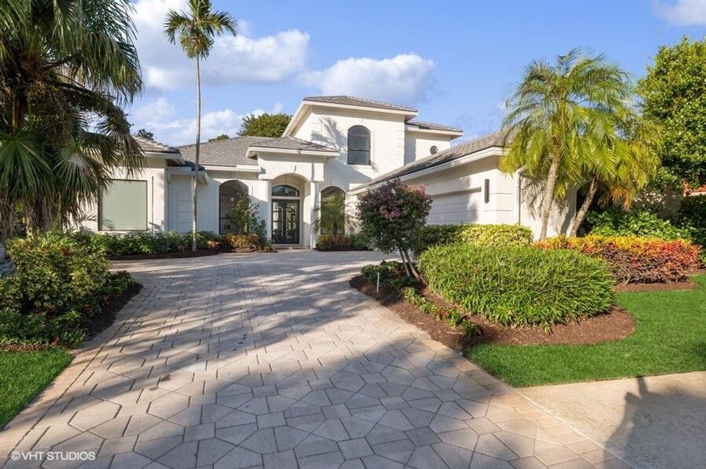 Photo of 24 Bermuda Lake Drive, Palm Beach Gardens, FL 33418 (MLS # R10932224)