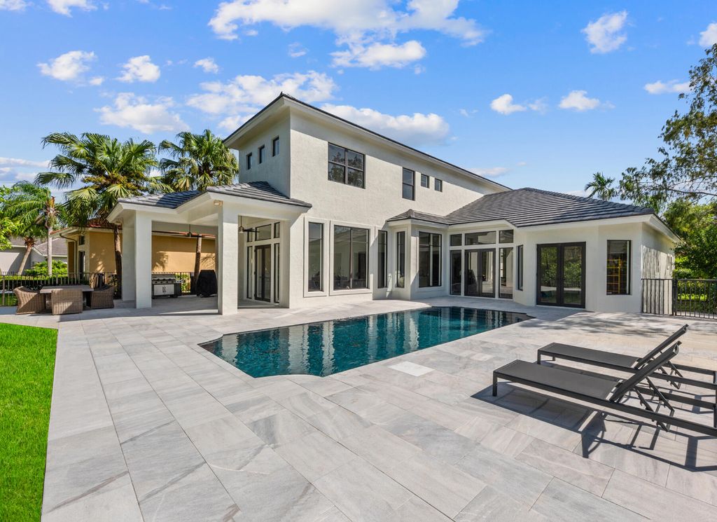 Photo of 24 Bermuda Lake Drive, Palm Beach Gardens, FL 33418 (MLS # R10932224)