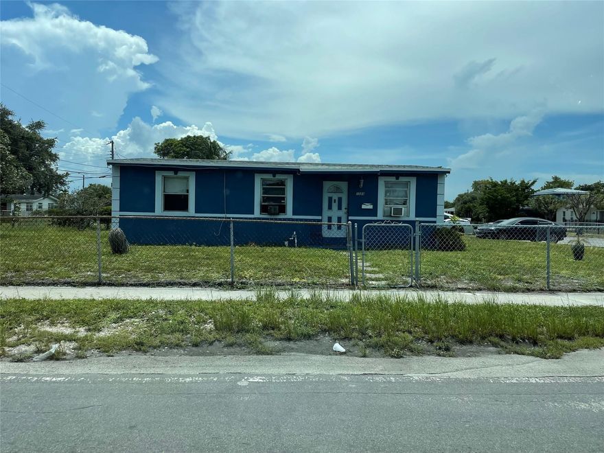 Charming 3bedroom, 1 bath home located just minutes from downtown. This property offers great potential as a starter home or an excellent  fix a flip opportunity. Convenient location with easy access tom shopping, dining, and city amenities.