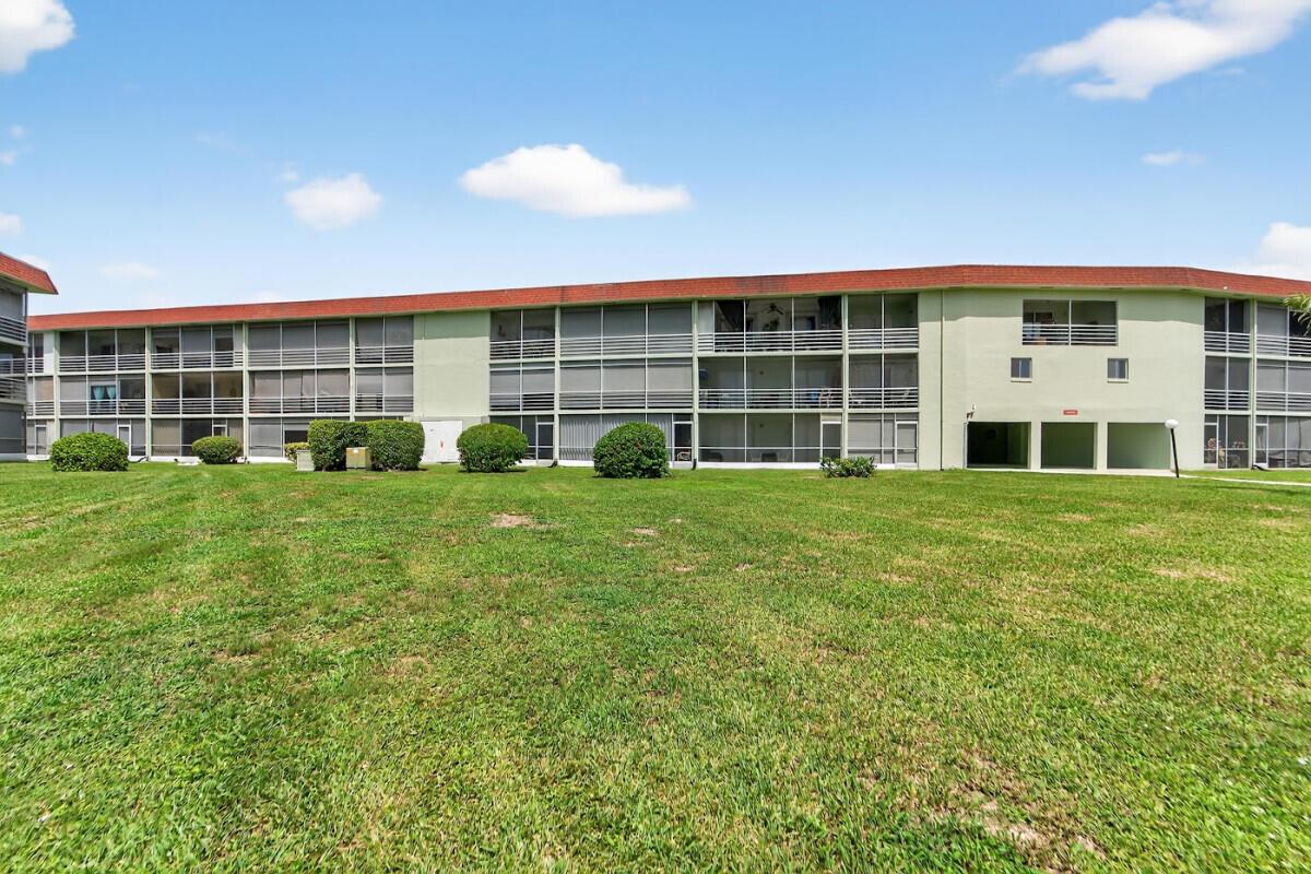 3200 Springdale Boulevard 114, Palm Springs, FL, 33461/$69,900 1 3200 Springdale Boulevard 114
