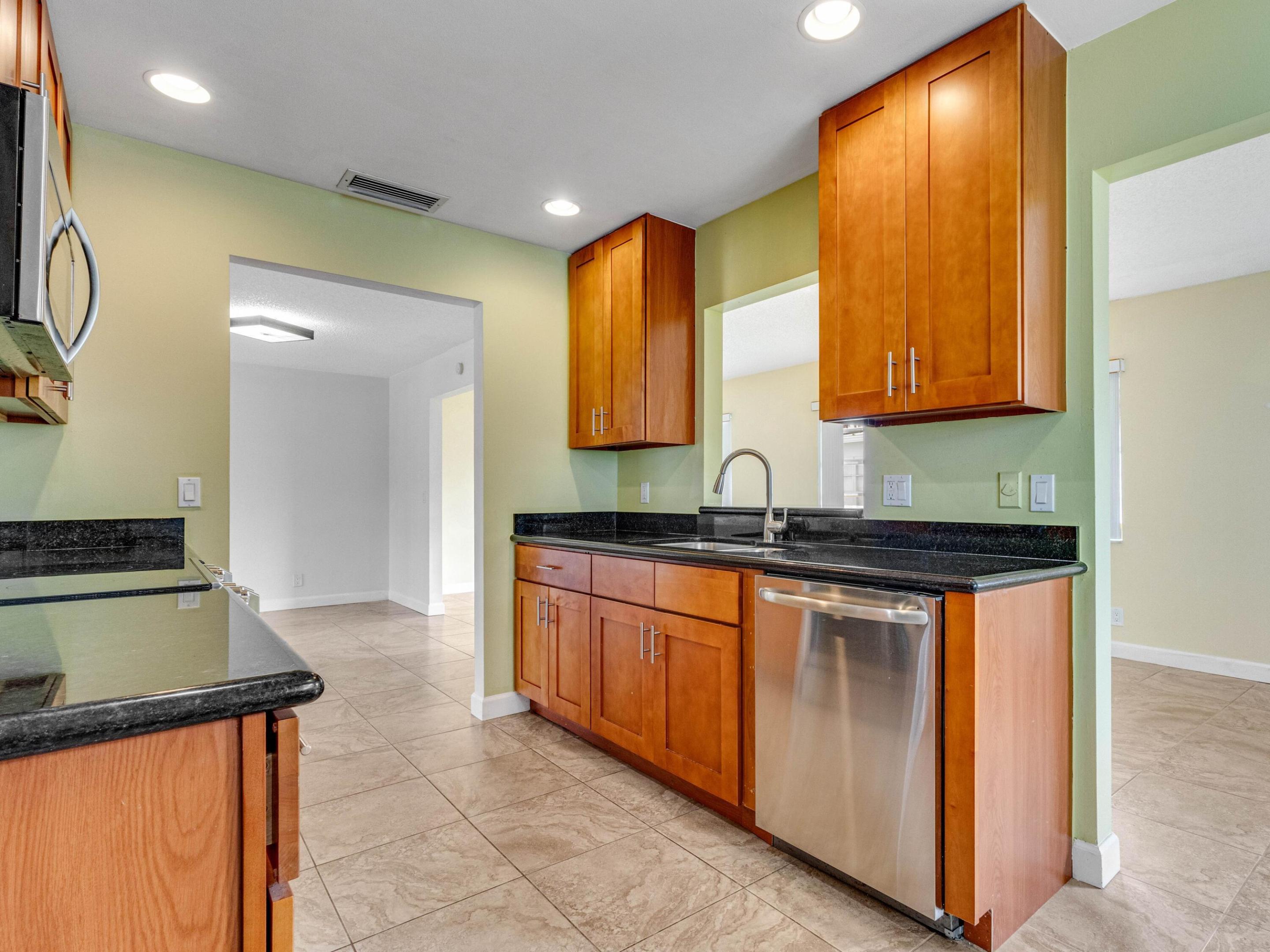 2016 SW Golf Lane SW