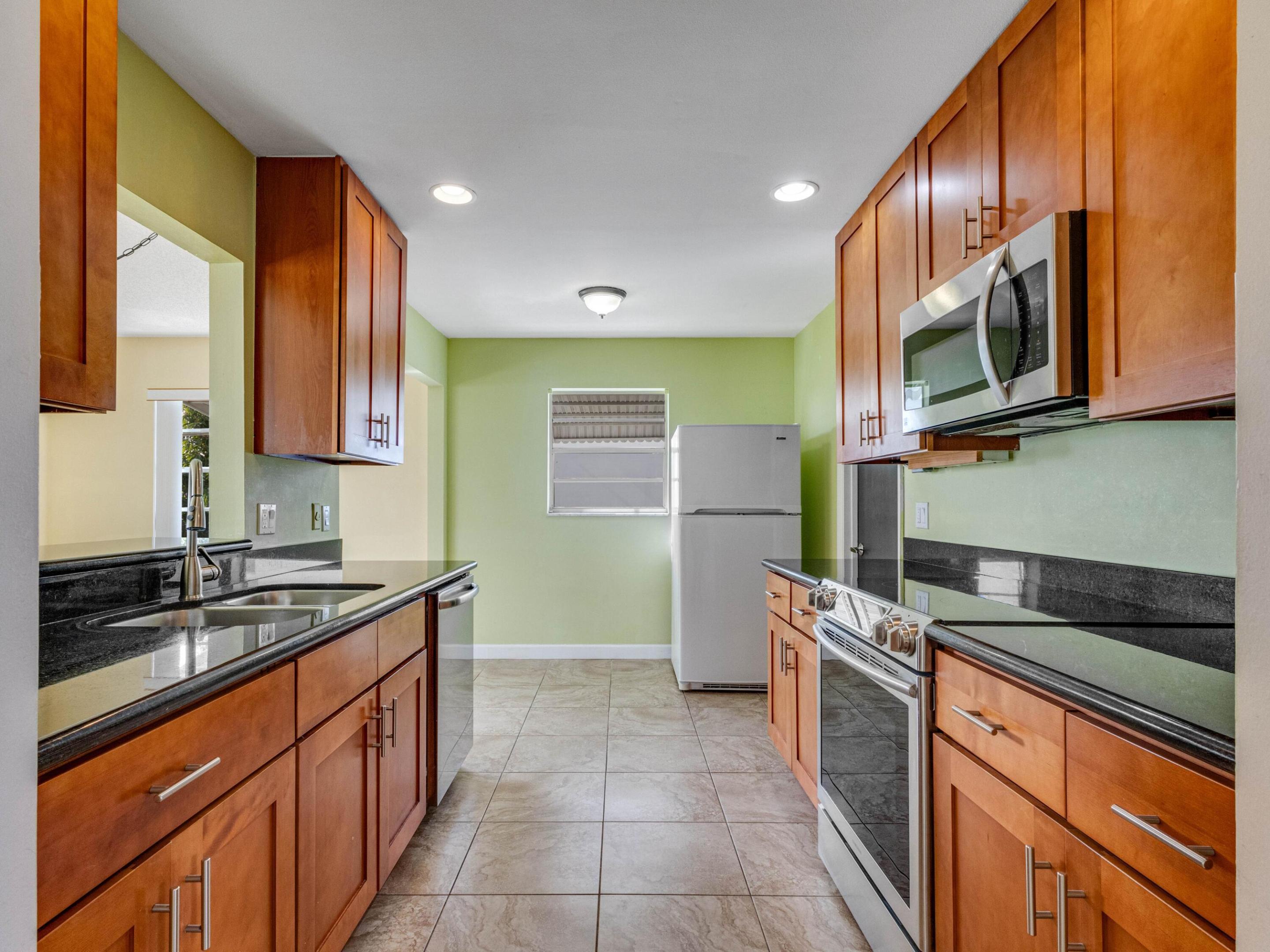 2016 SW Golf Lane SW
