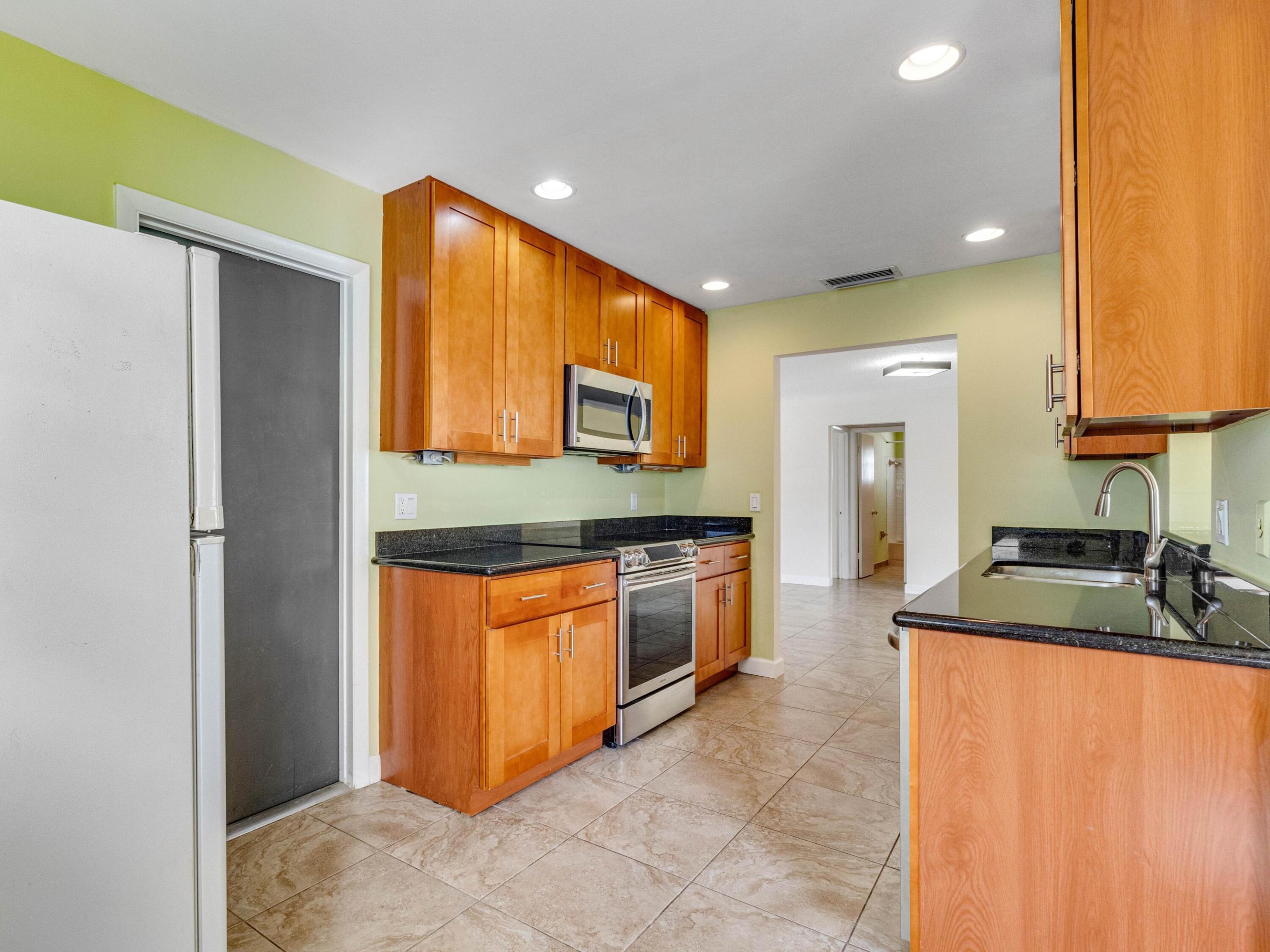 2016 SW Golf Lane SW
