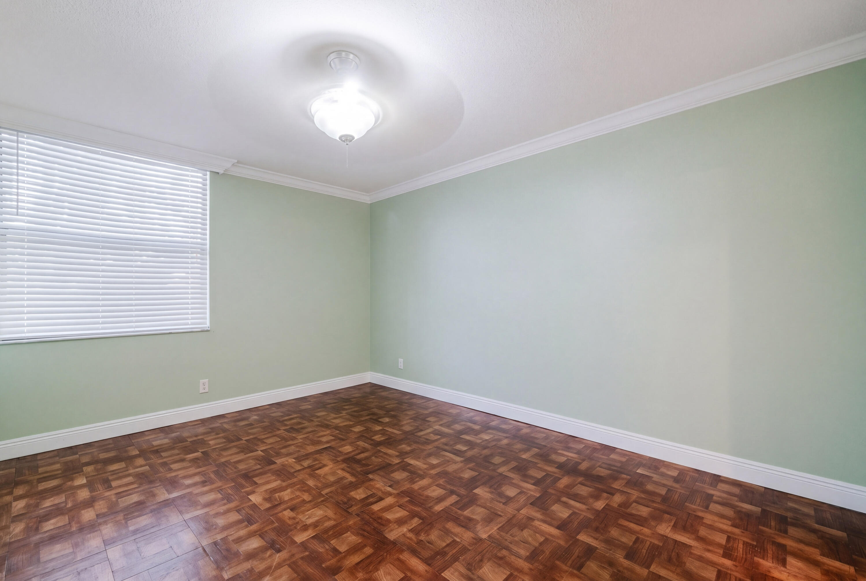 LAKE EMERALD CONDOMINIUM NO ONE - Residential