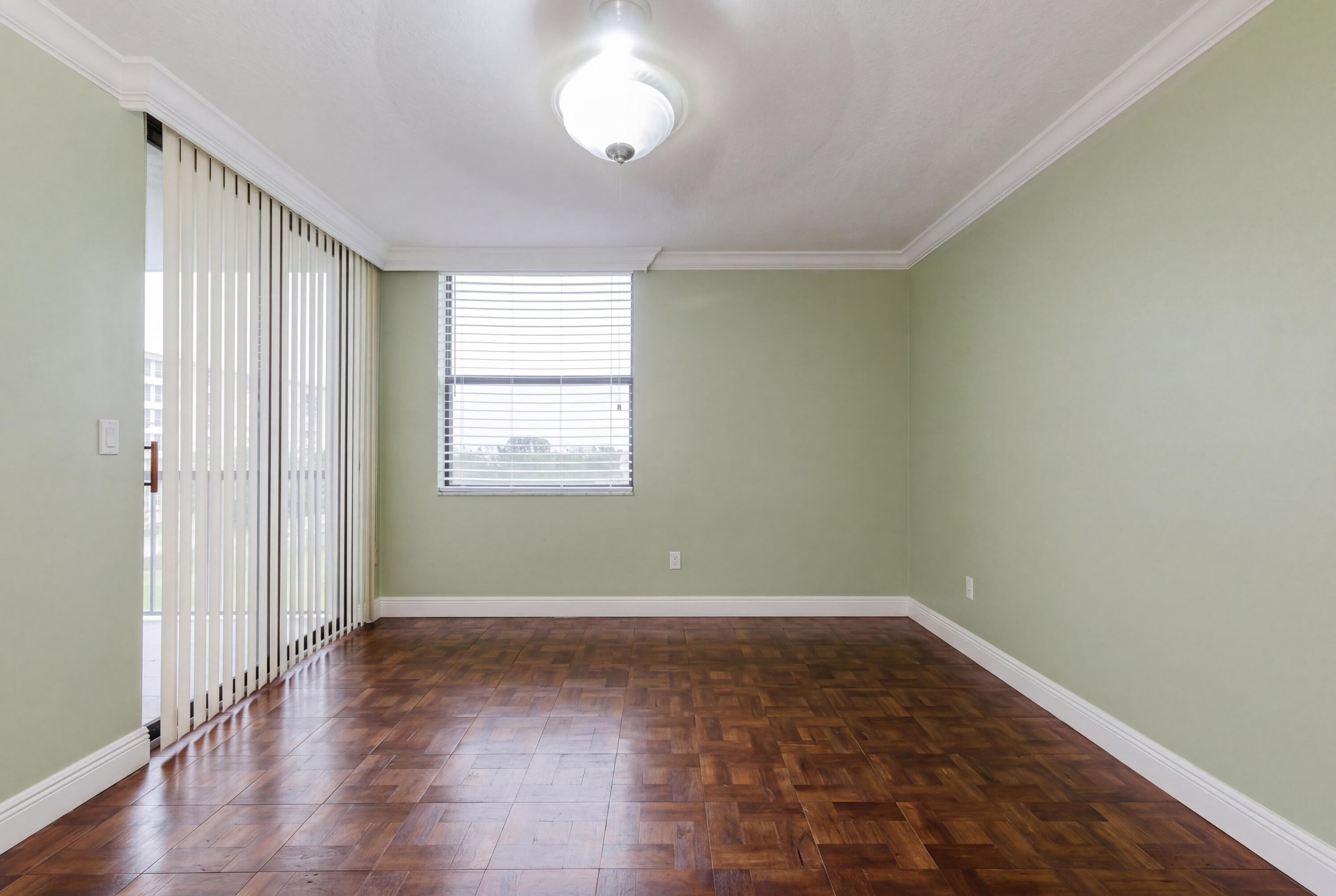 LAKE EMERALD CONDOMINIUM NO ONE - Residential