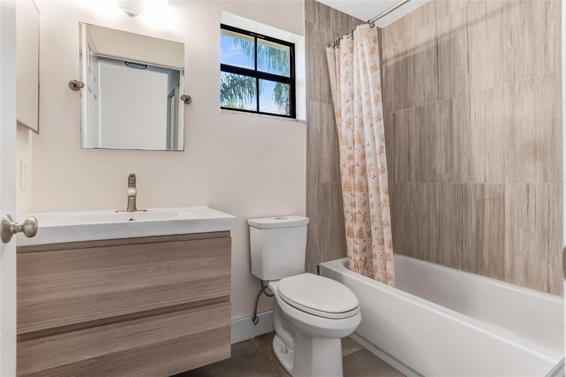 LAKE WINDWOOD - Residential