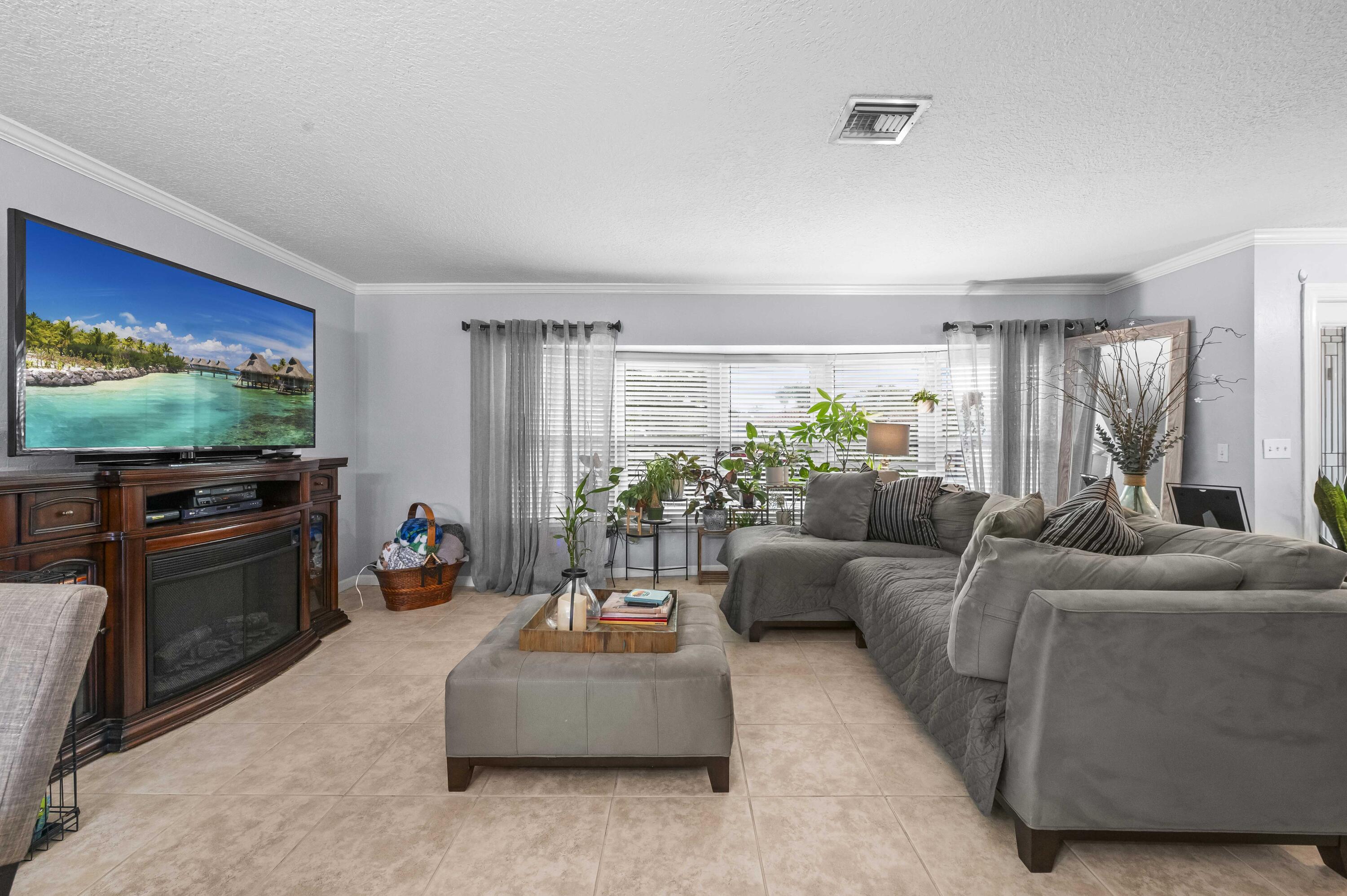 Lake Clarke Shores - FLA MANGO ESTATES - Residential