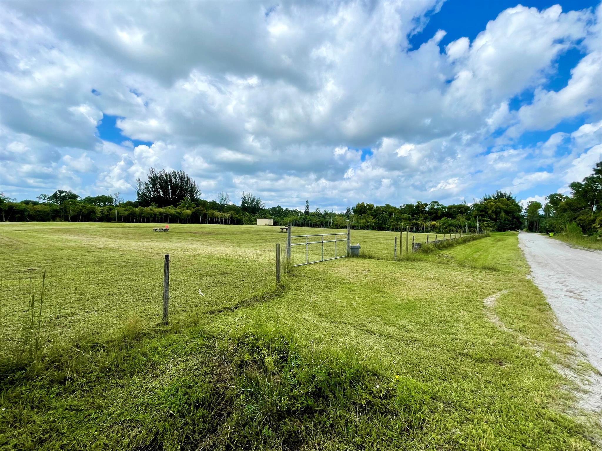 2.5 ACRES cleared and ready to build on. This high, dry, flat and completely fenced parcel is conveniently located in an Equestrian community central to the conveniences of shopping, riding arenas, parks, preserves and more. Along with building your dream home, you can Grow your very own grove, build barns, stalls, riding rings and more.