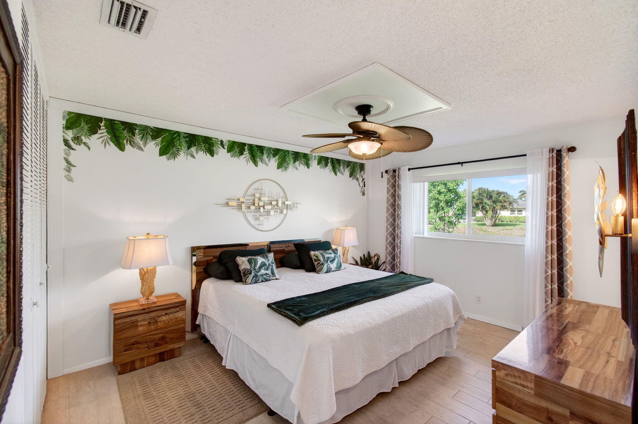 CRESTHAVEN VILLAS - Residential
