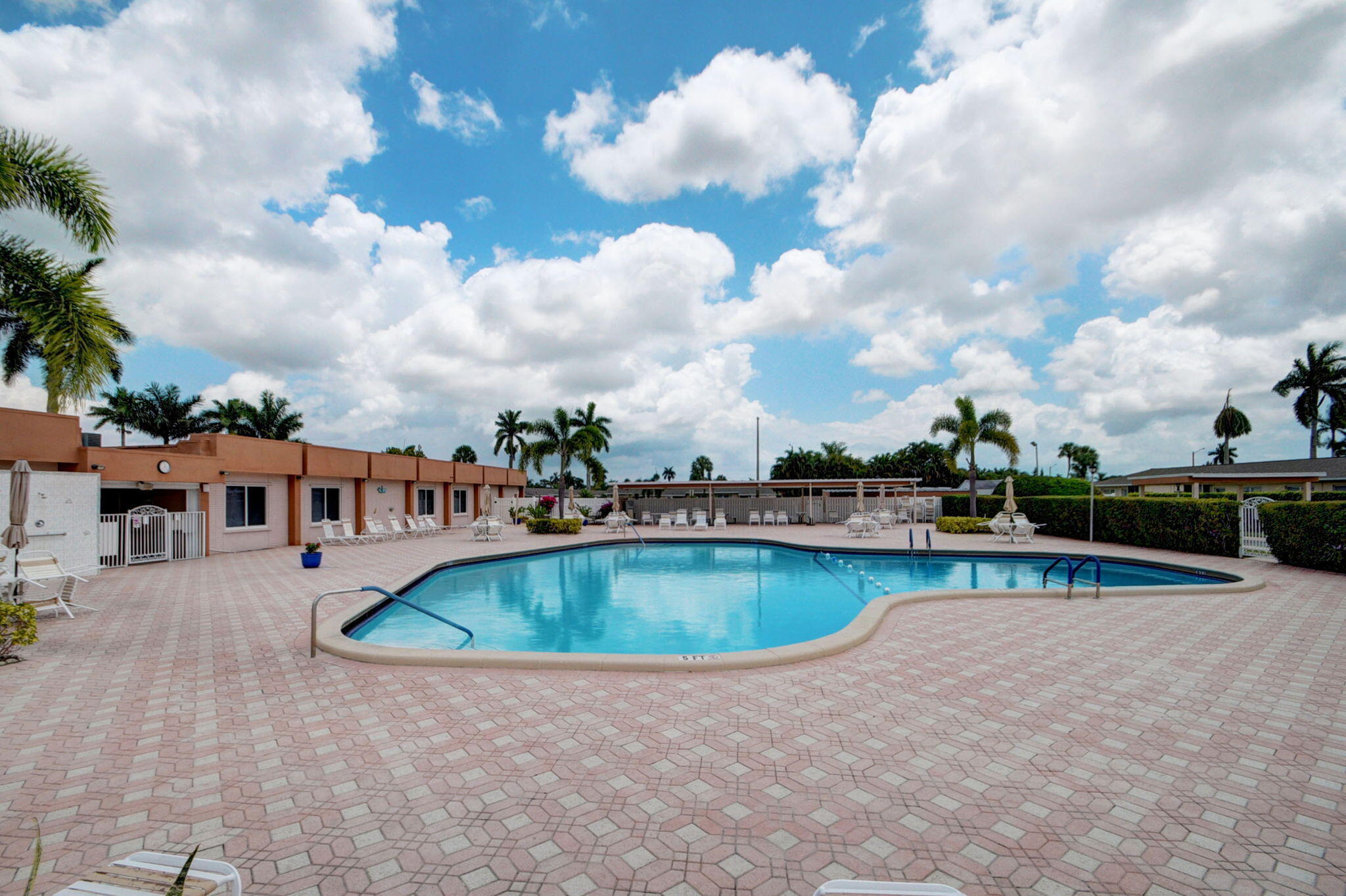 CRESTHAVEN VILLAS - Residential