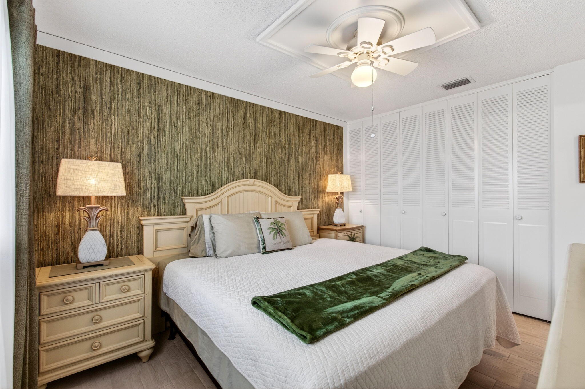 CRESTHAVEN VILLAS - Residential