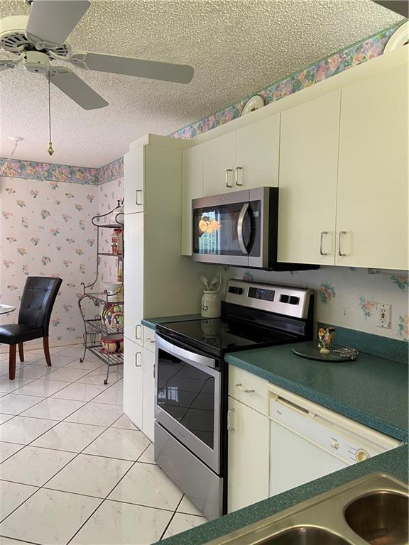 SUNRISE LAKES - Residential