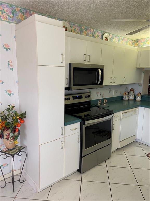 SUNRISE LAKES - Residential