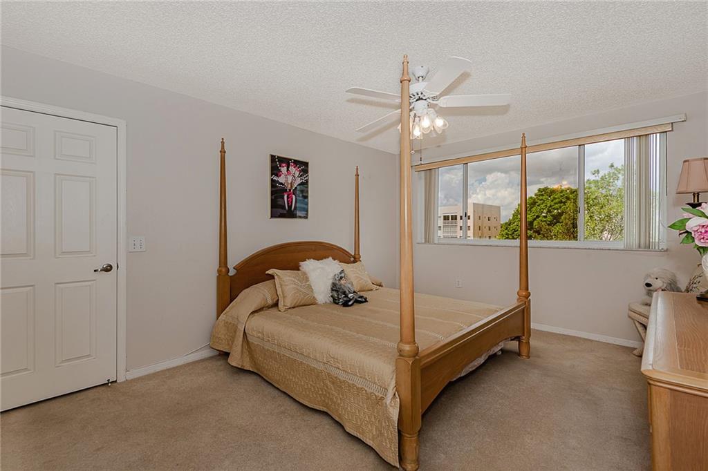 SUNRISE LAKES - Residential