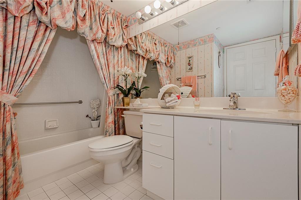 SUNRISE LAKES - Residential