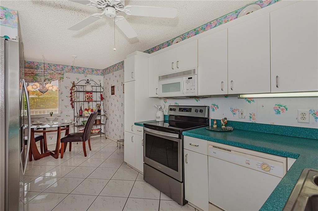 SUNRISE LAKES - Residential