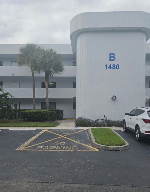 ME MYYMME FLORIDAN ASUNTONNE NOPEASTI JA PARHAALLA HINNALLA 1480 Sheridan 4B Hollywood FL 33020