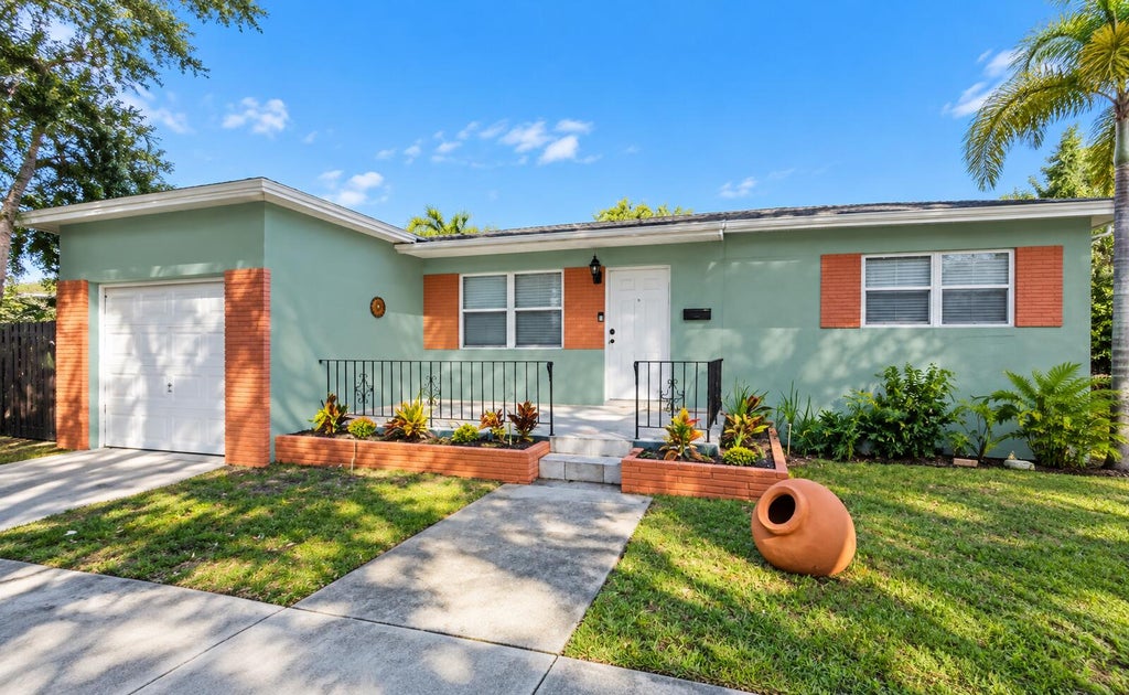 Photo of 805 S 26TH Avenue, Hollywood, FL 33020 (MLS # B26079812)