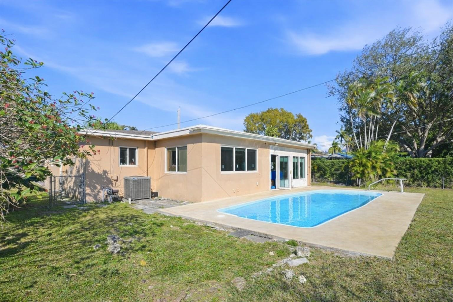 HOLLYWOOD HILLS - Residential