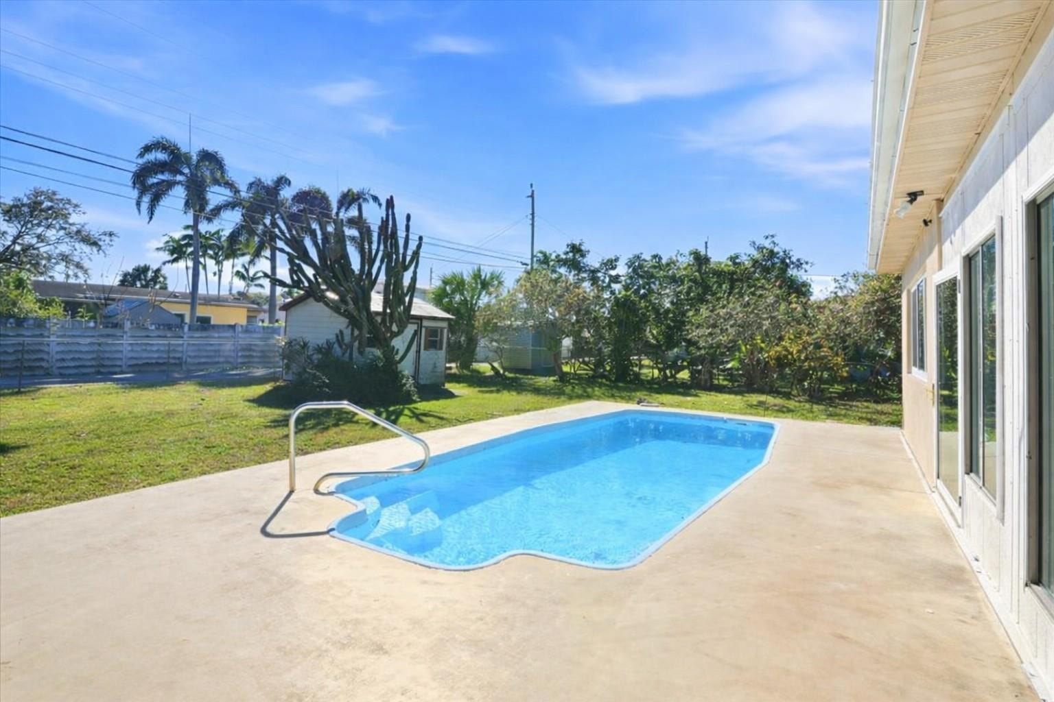 HOLLYWOOD HILLS - Residential