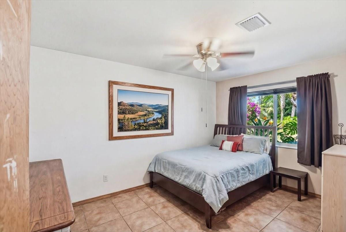 HOLLYWOOD HILLS - Residential