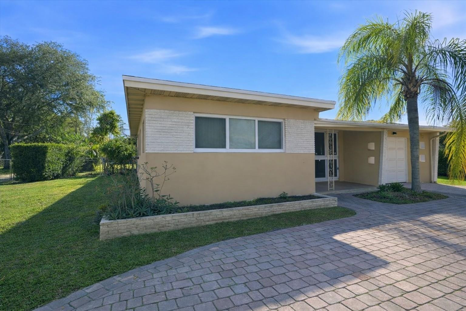 HOLLYWOOD HILLS - Residential