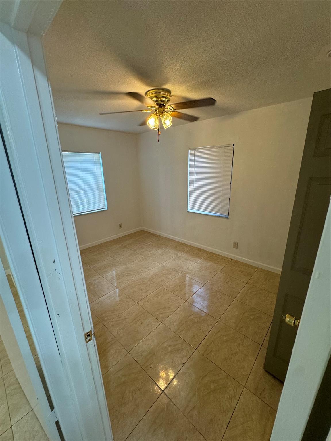 Huge 6 bedroom, 3 bathroom property available for rent in Deerfield Beach. The property was recently updated, new kitchen, new bathrooms, freshly painted and a huge backyard with fruit trees. No approval required. Pets ok! Close to shops, public transportation ect..