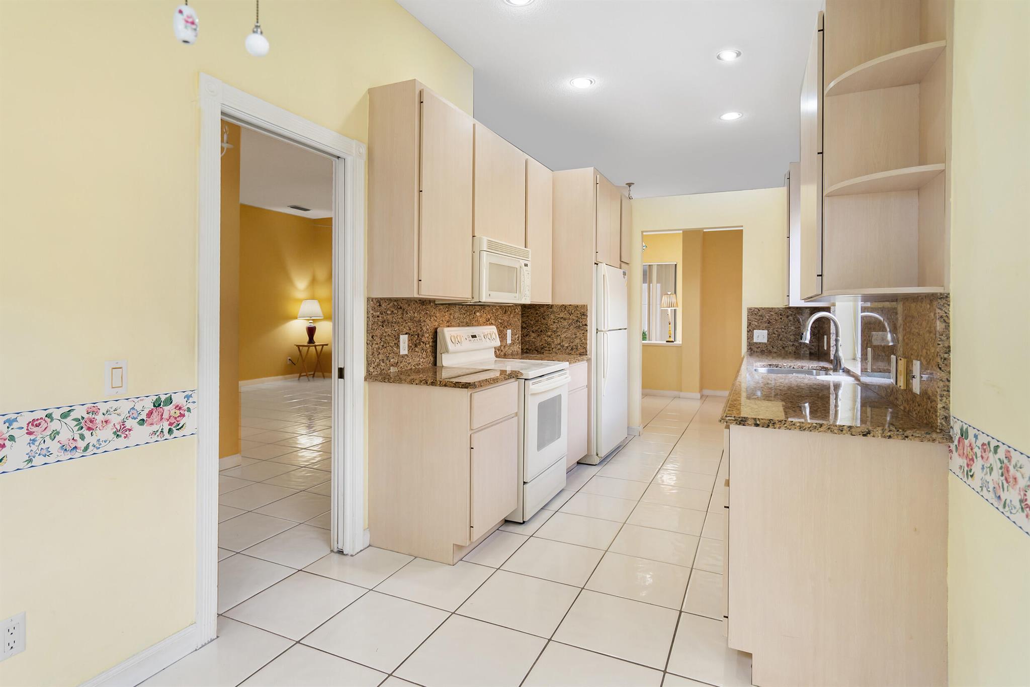 HAMPTONS AT MAPLEWOOD - Residential