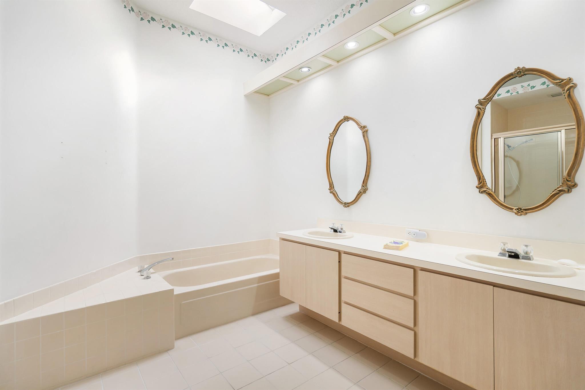 HAMPTONS AT MAPLEWOOD - Residential