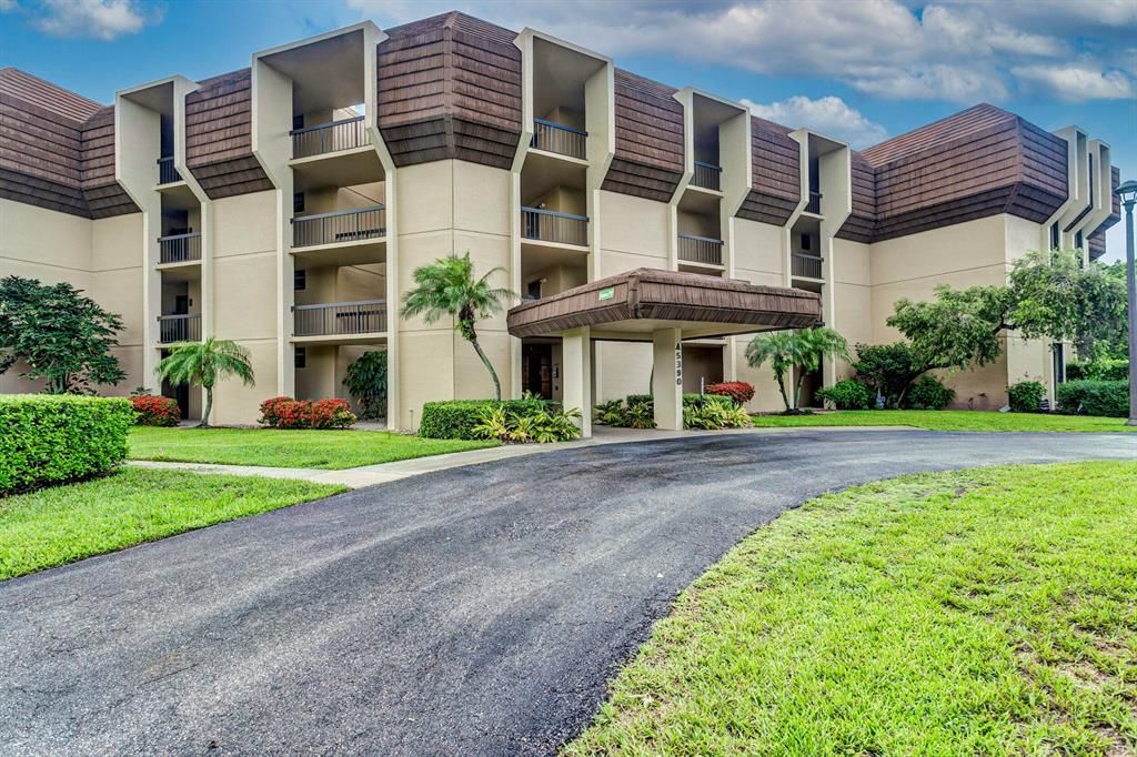Photo of 5390 Woodland Lakes Drive Dr #304, Palm Beach Gardens, FL 33418 (MLS # R10833458)