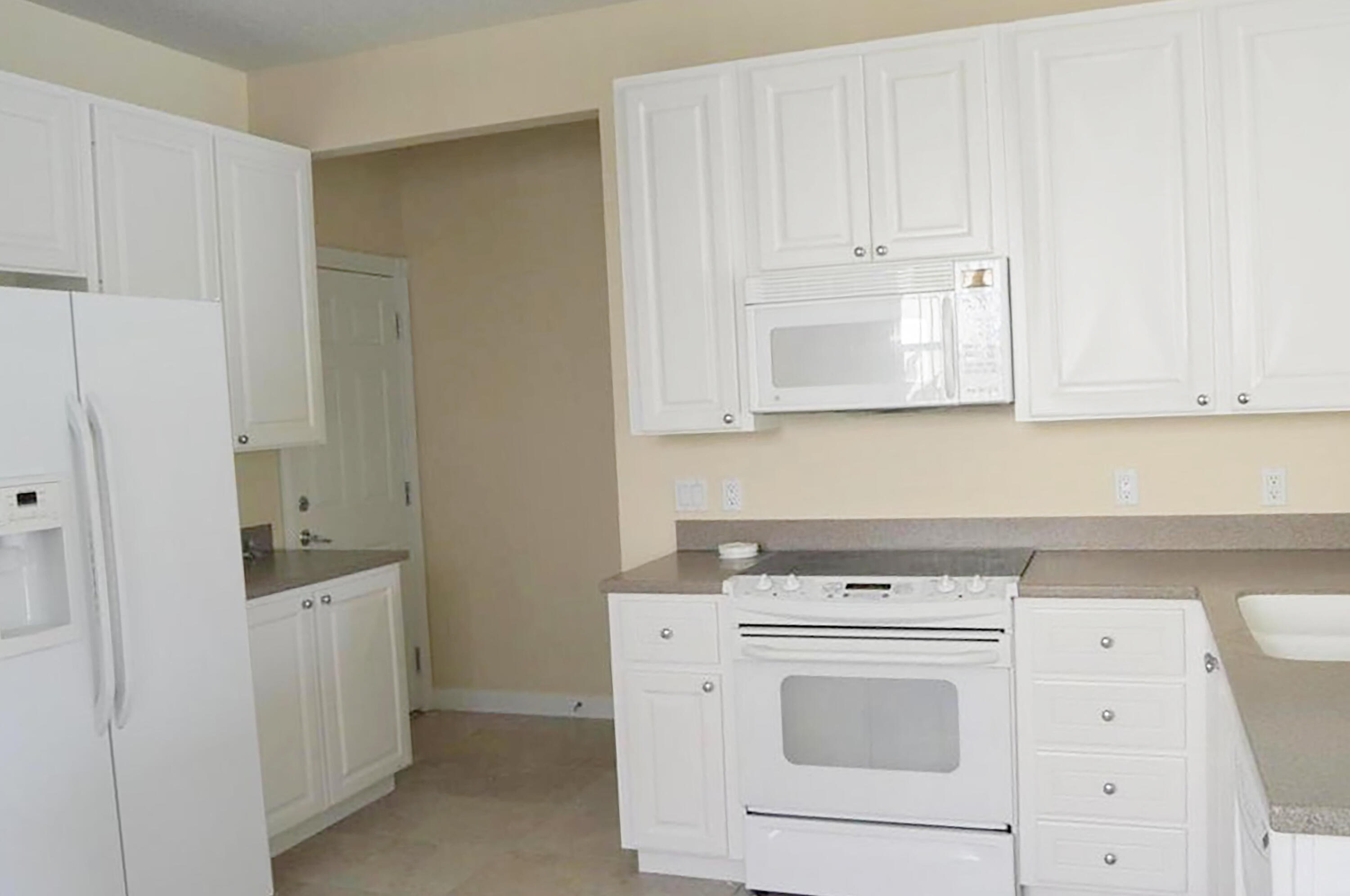 PINEWOOD LAKE - Residential