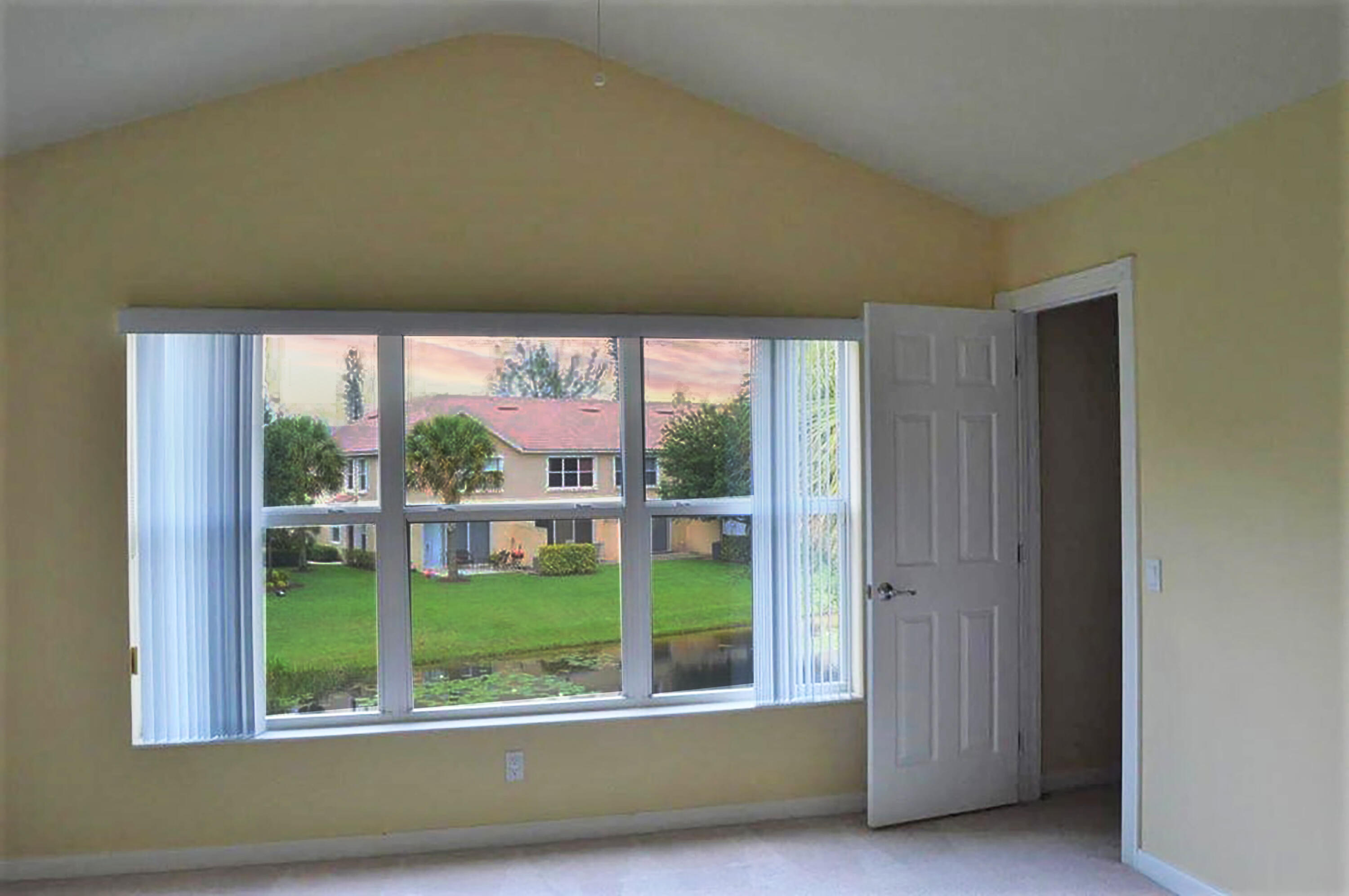 PINEWOOD LAKE - Residential