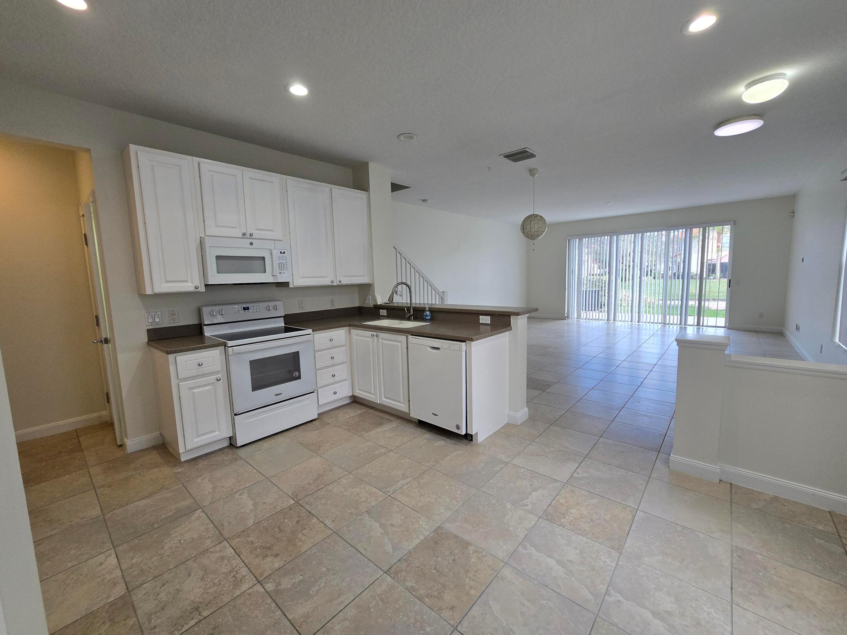 PINEWOOD LAKE - Residential